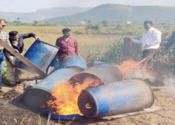 Lonavla-Police-Raid-On-Illegal-Liquor-Business