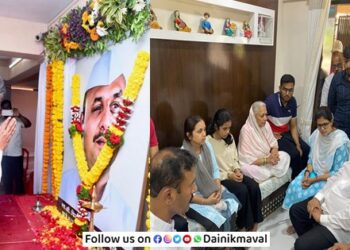 Chandrakant-Patil-pays-tribute-to-Kishor-Aware