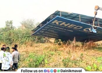 demolishing unauthorized hoardings