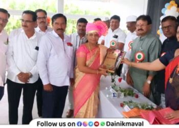 meritorious teacher award to Varsha Barbole