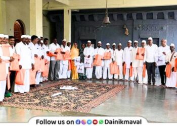 distribution of clothes to 5 thousand Warkari