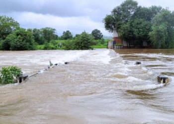 पवना धरणातून विसर्ग वाढविल्याने पवना नदीची पाणीपातळी वाढली, कोथूर्णे गावचा पूल पाण्याखाली