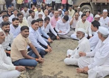 आंबी – निगडे रस्त्यावर स्थानिक ग्रामस्थांचा रास्ता रोको, अवजड वाहतूकीवर बंदी घालण्याची मागणी । Maval News