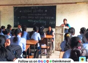 Lecture on De-addiction in Savitribai Phule Women's College