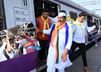 अपक्ष उमेदवार बापूसाहेब भेगडे यांनी लोकल प्रवास करून साधला प्रवाशांशी संवाद