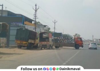 Obstruction of traffic due to vehicles of traders along service road at kamshet