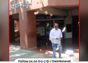 Notes scattered in Pune Zilla Parishad Unique protest by Gram Panchayat employee in Maval