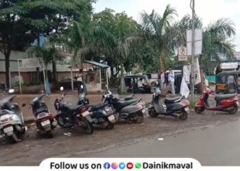 Talegaon Dabhade Cars are parked near no-parking area near sign board
