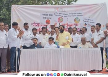 Demand for ban on artificial flowers Flower farmers from across maharashtra stage intense protest at Azad Maidan