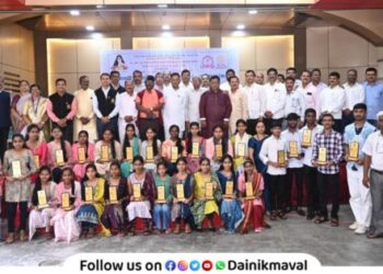 Students who came first in class 10th from 65 schools in Maval taluka were honored at Talegaon