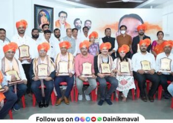 Doctors medical workers honored with Life Saver awards by MP Shrirang Barne Dr Satyajit Vadhokar