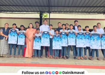 Prashant Dada Bhagwat Sport Foundation distributes T-shirts to Pragati Vidyamandir players