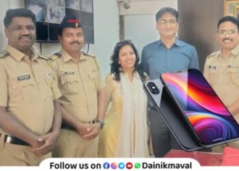 Lonavala Rural Police returns mobile phone to tourist who lost it five months ago in Pawana Dam area