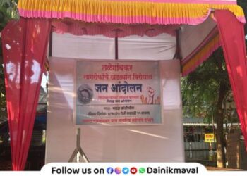 citizens hold public protest at Maratha Kranti Chowk today against life-threatening potholes on Talegaon-Chakan road