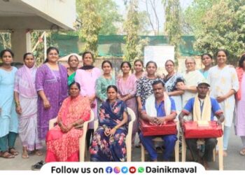Sanitation workers honored by women sisters of Shantai Residency in Talegaon Dabhade