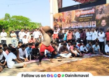 thrill of shivkalin sports in Vadgaon Maval on day of Dhulwad new record in stone-lifting competition