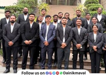 Students of Shalaka Santosh Khandge Law College Talegaon Dabhade on an educational tour to Delhi