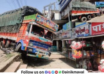 Freight truck accident in front of Shubham Complex in Talegaon Dabhade