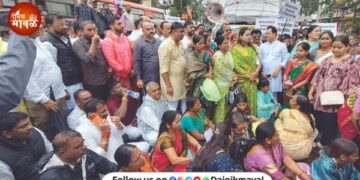 Lonavala residents public outcry against Tata highway blocked demanding compensation for flood damages