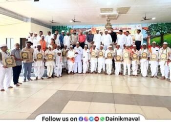 senior Warkaris from Maval honored with Akhand Wari Jeevan Gaurav Puraskar by Kamshet Journalists Association
