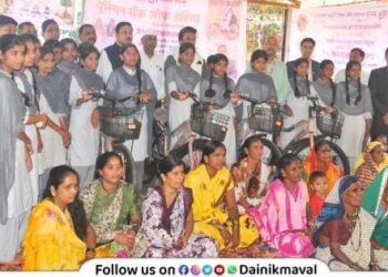 Distribution of bicycles to girls in Kusavali village joint initiative by Lions Club Union Bank Marathi Journalists Association Maval